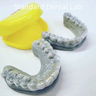 Dientes claros retenedor de ortodoncia alta estética laboratorio dental estándar